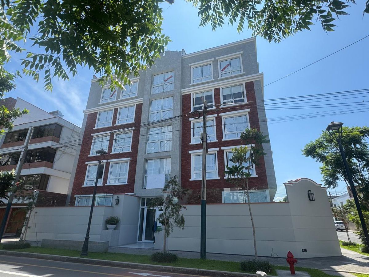 1 de 17: Fachada. Departamento en esquina con mucha luz natural.