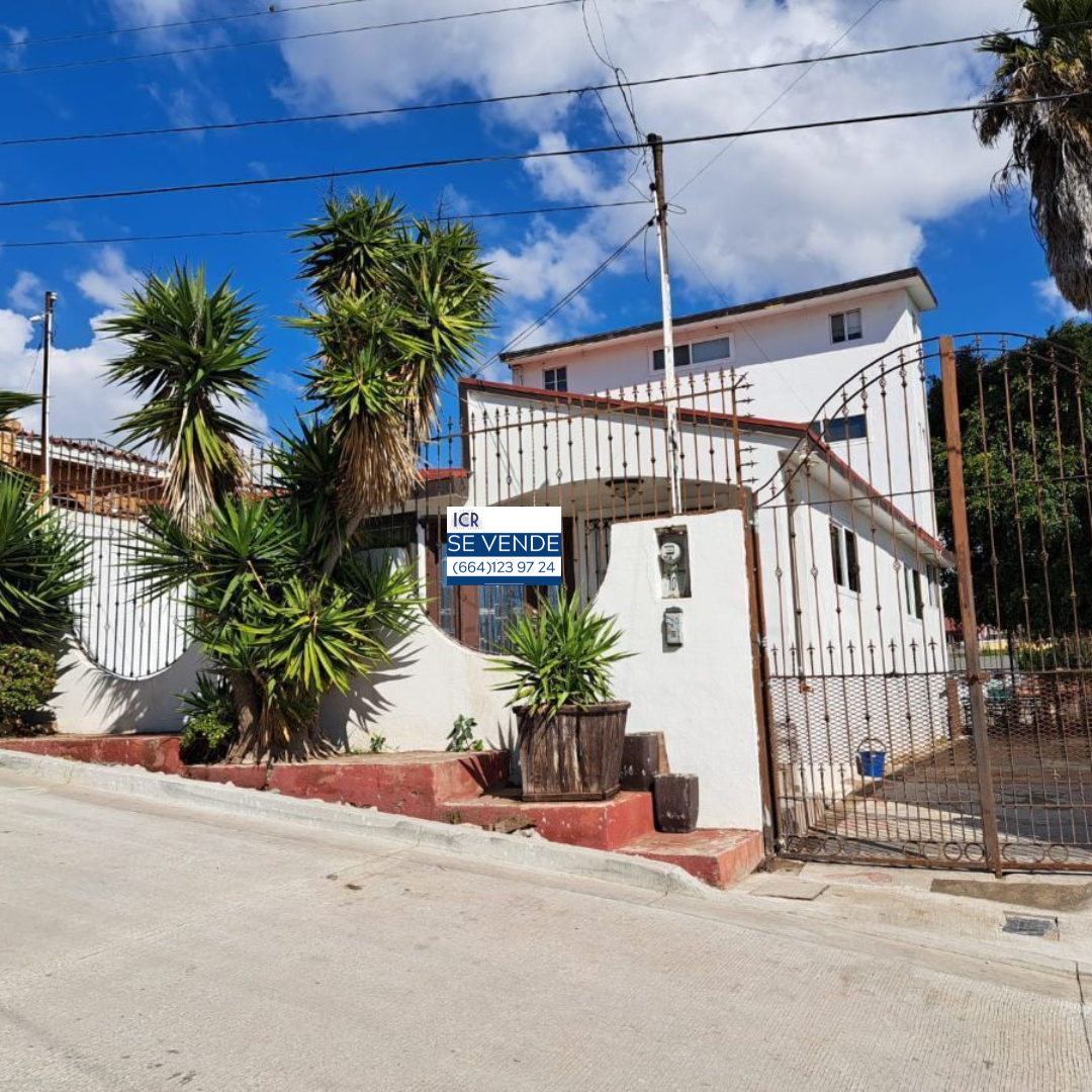 2 of 13: Fachada de la casa