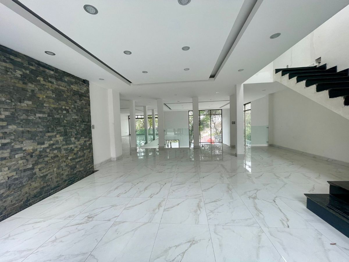 Pisos de porcelanato.