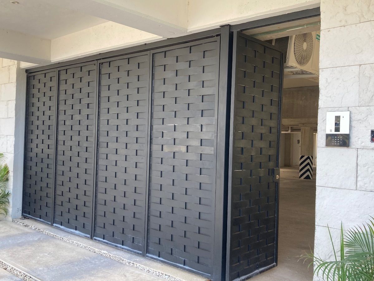 3 de 25: Portón de acceso