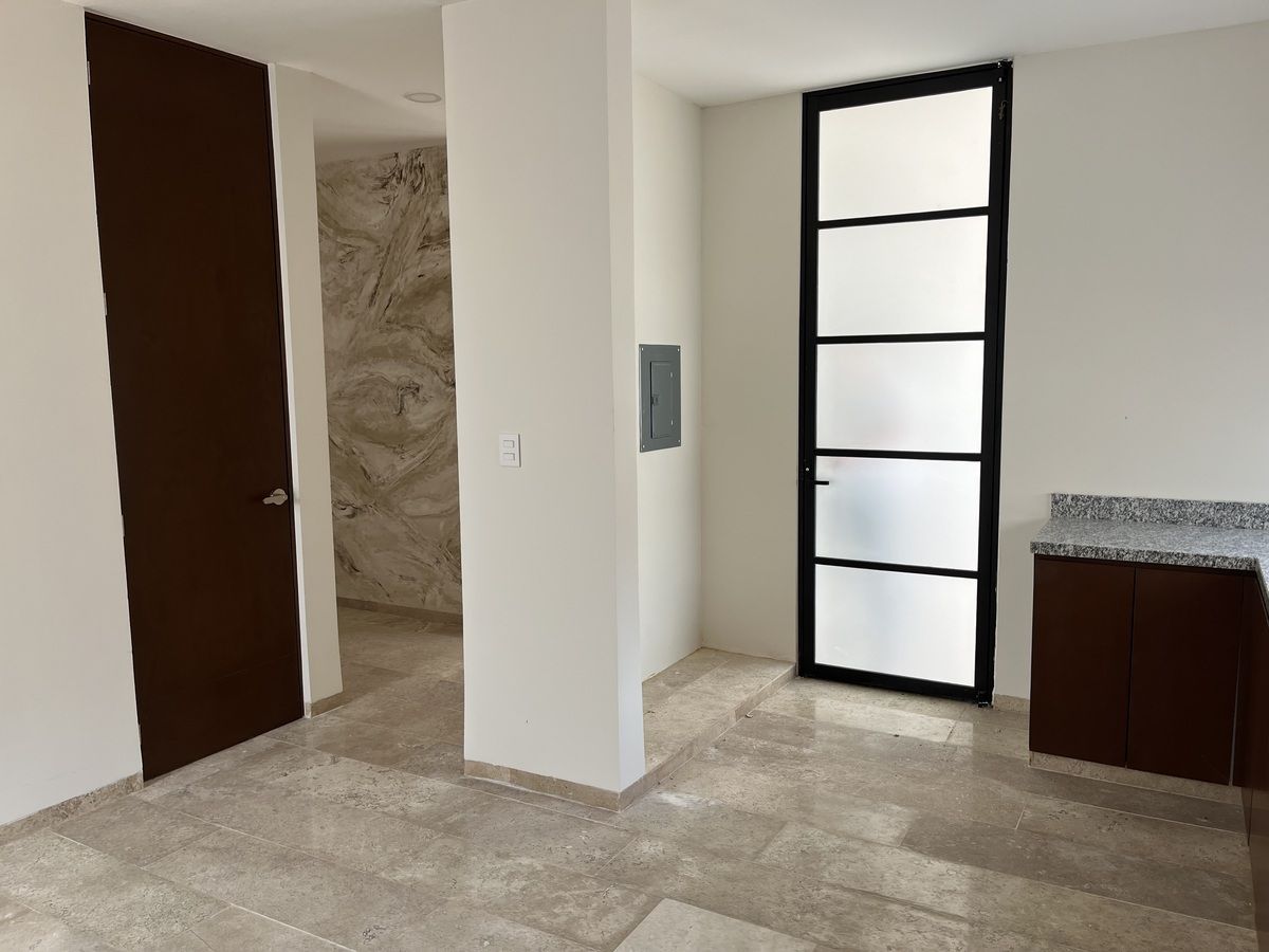 20 de 38: puerta en cocina para salir al área de servicio