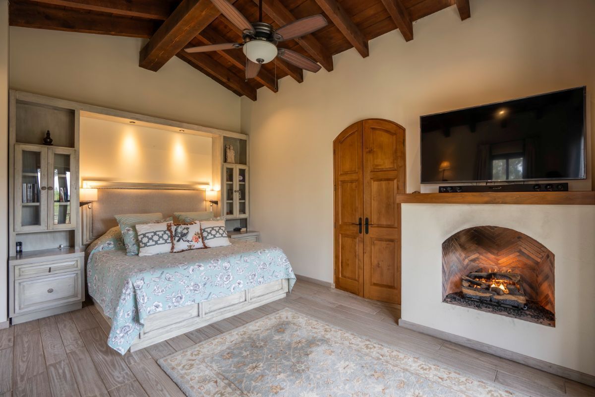recamara principal con chimenea de gas
