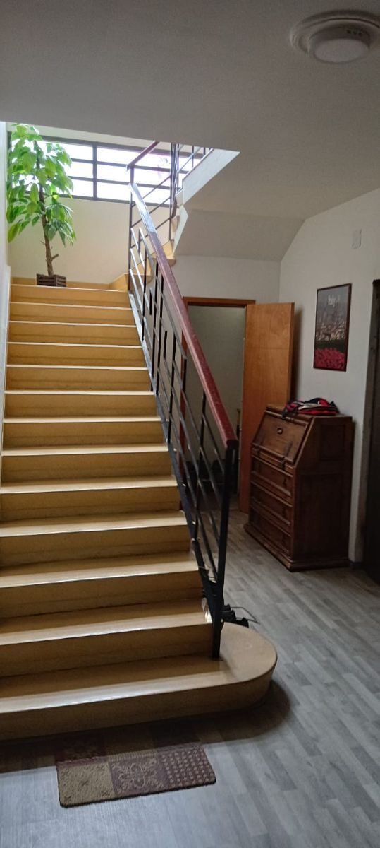 4 de 13: Pasillo, escaleras para subir al primer piso