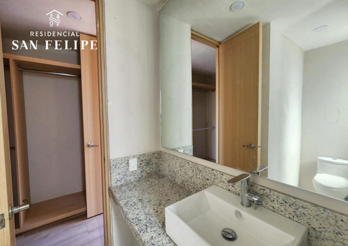 18 de 23: Sanitario Recamara principal con vestidor