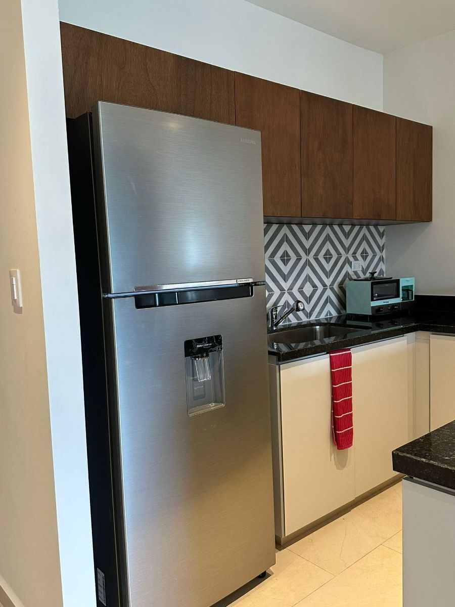 4 of 7: Cocina con refrigerador, utensilios para cocinas