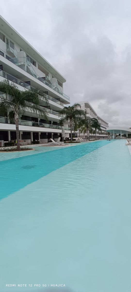 1 of 19: Piscina
