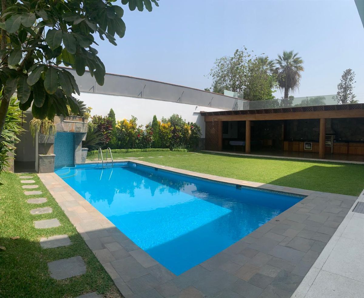 3 de 31: Jardín posterior con piscina y terraza