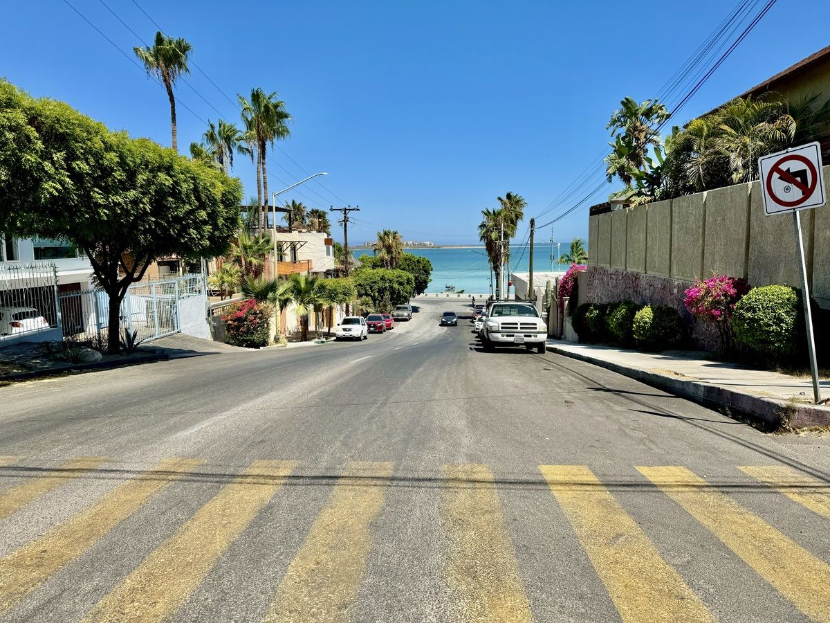 A solo una cuadra del Malecon de La Paz
