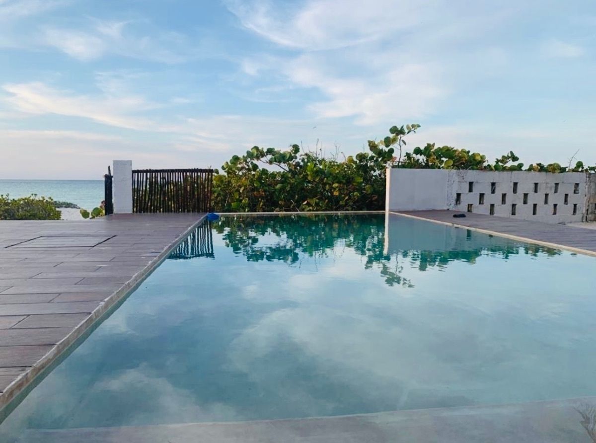 3 of 21: Piscina frente al Mar