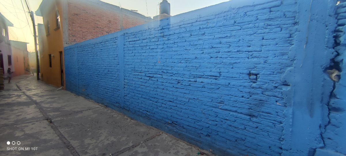 Barda en el acceso del terreno por Pino Suárez