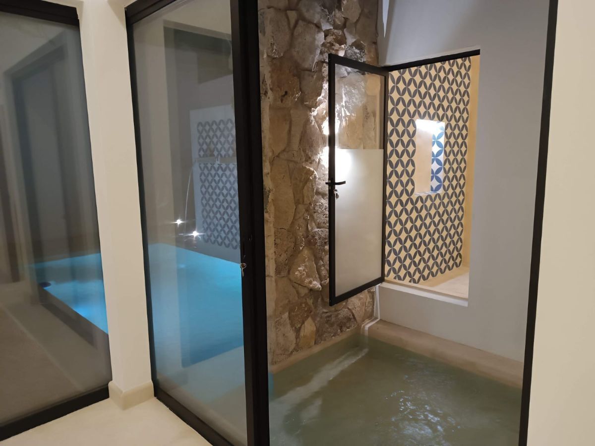4 de 8: Master Bedroom access to the pool
