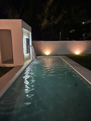 5 de 9: la piscina en todo su esplendor vista desde la noche