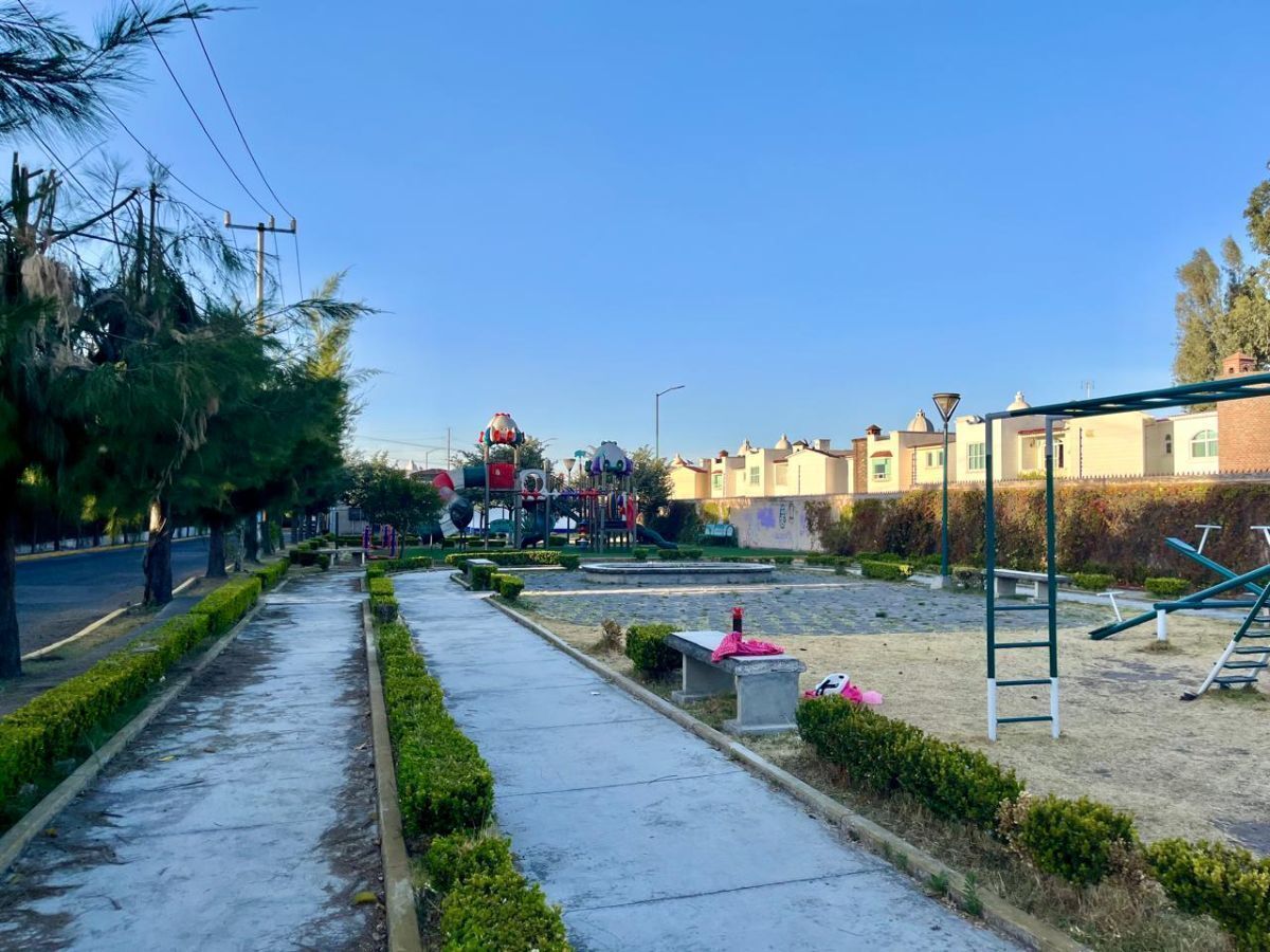 Parque con juegos infantiles, a un costado de la privada.