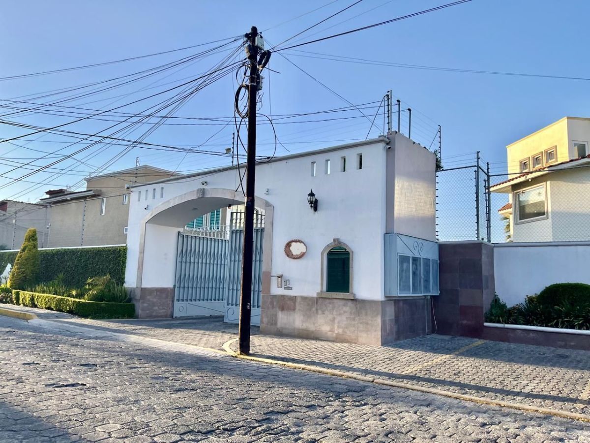 Linda fuente a la entrada de la privada.