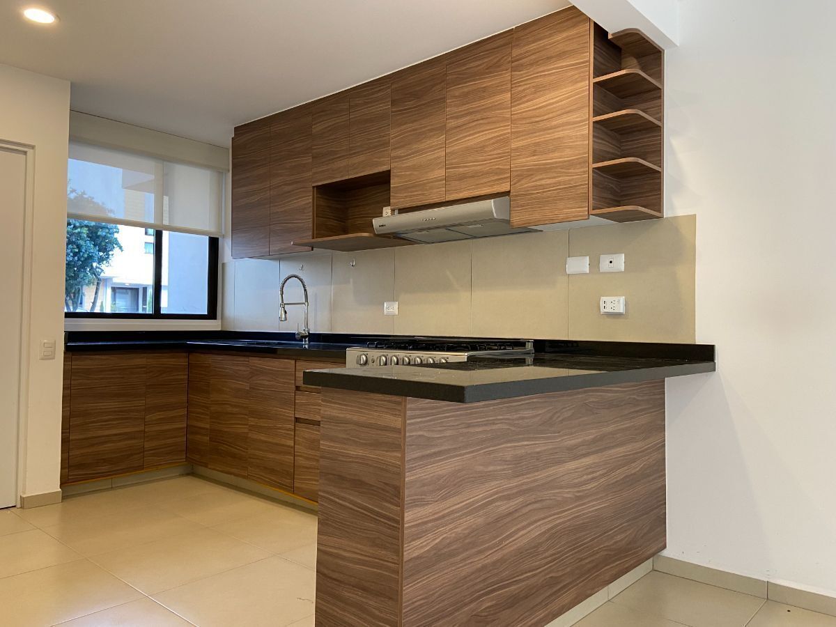 5 of 21: Cocina con tope de granito