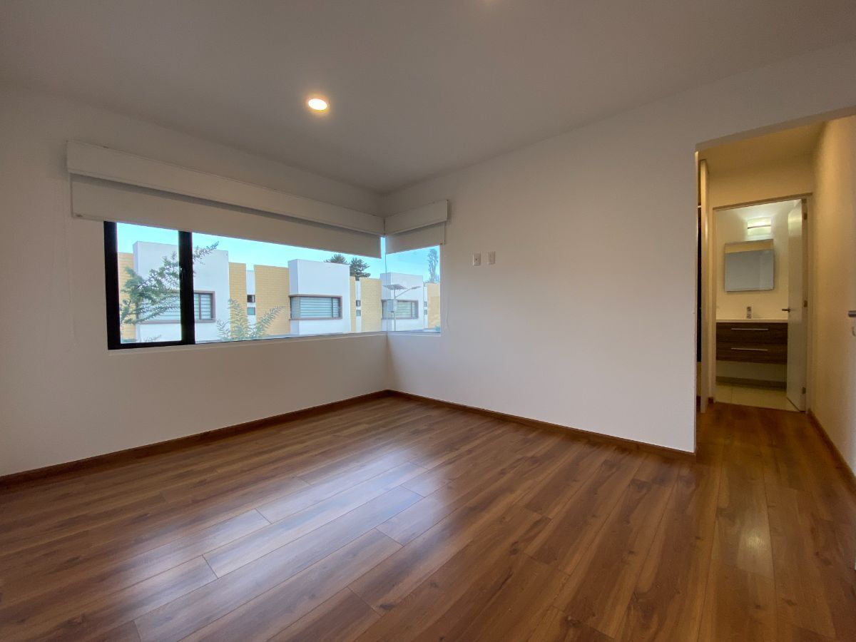 10 of 21: Recámara principal con vestidor