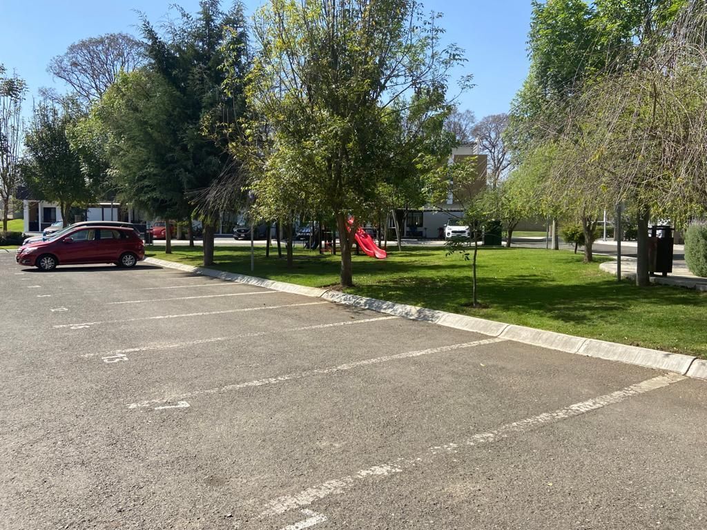 20 of 21: Estacionamiento de visitas