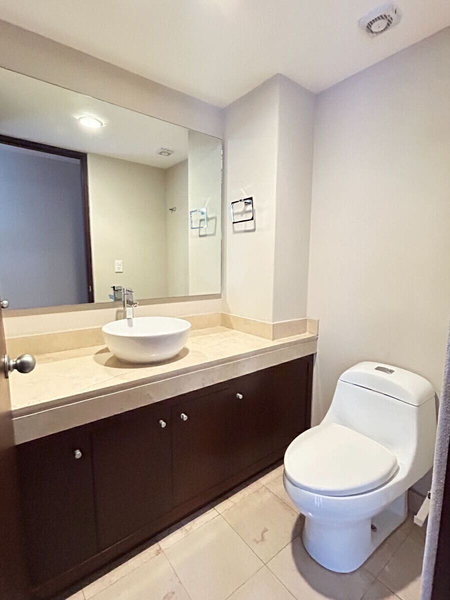 8 de 24: MEDIO BAÑO