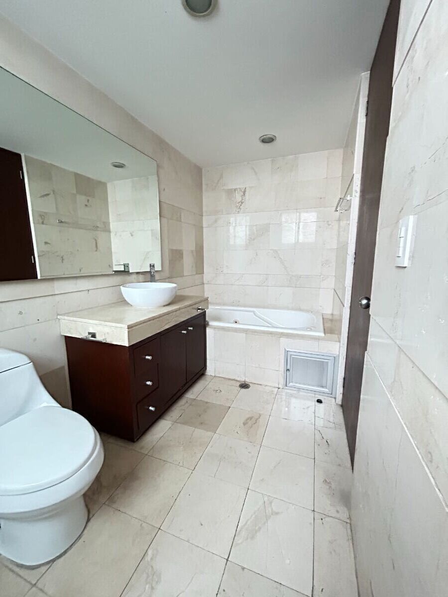 17 de 24: BAÑO CON RECAMARA PRINCIPAL CON JACUZZI