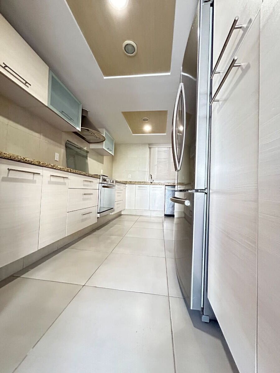 19 de 24: COCINA CON REFRIGERADOR