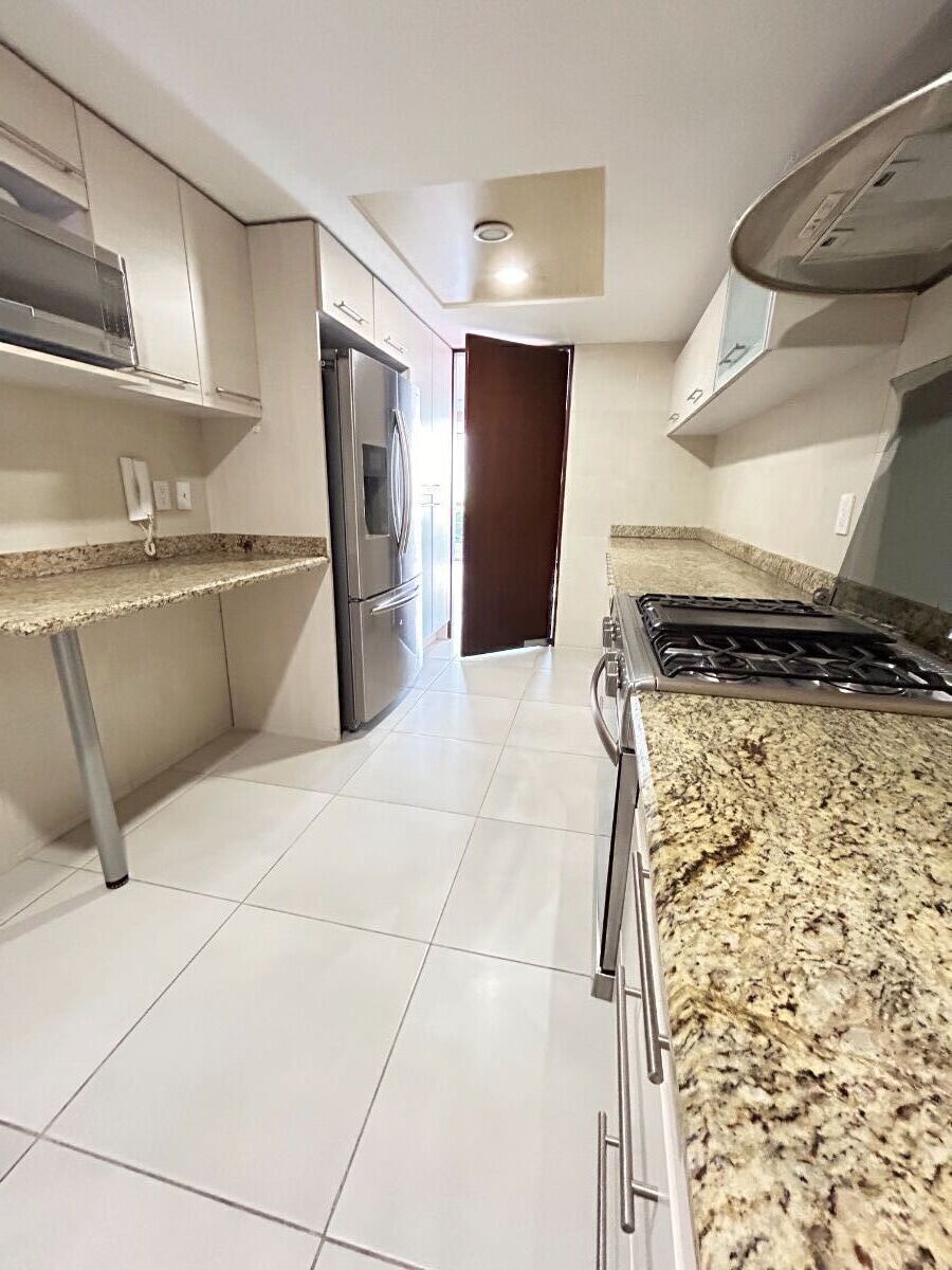 20 de 24: COCINA  CON HORNO DE MICROONDAS