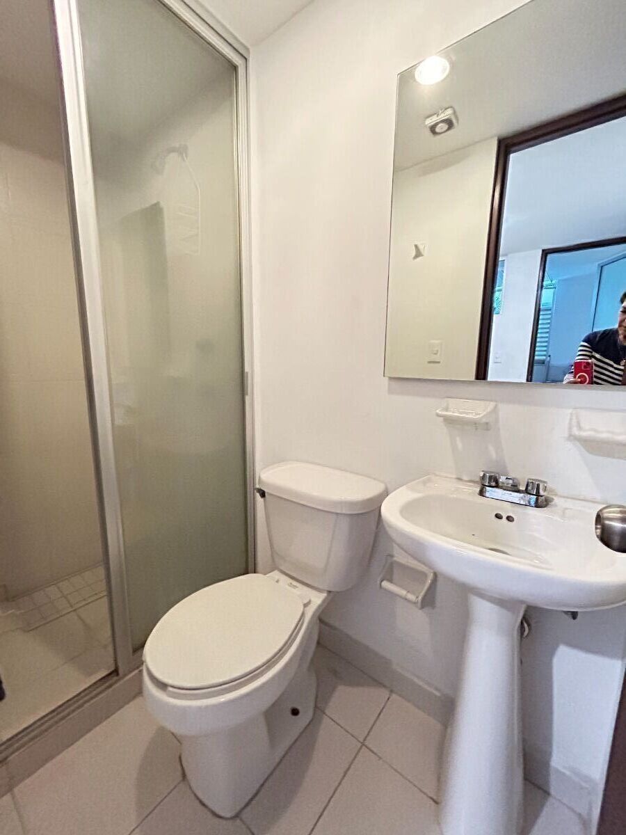 22 de 24: BAÑO COMPLETO DE CUARTO DE SERVICIO