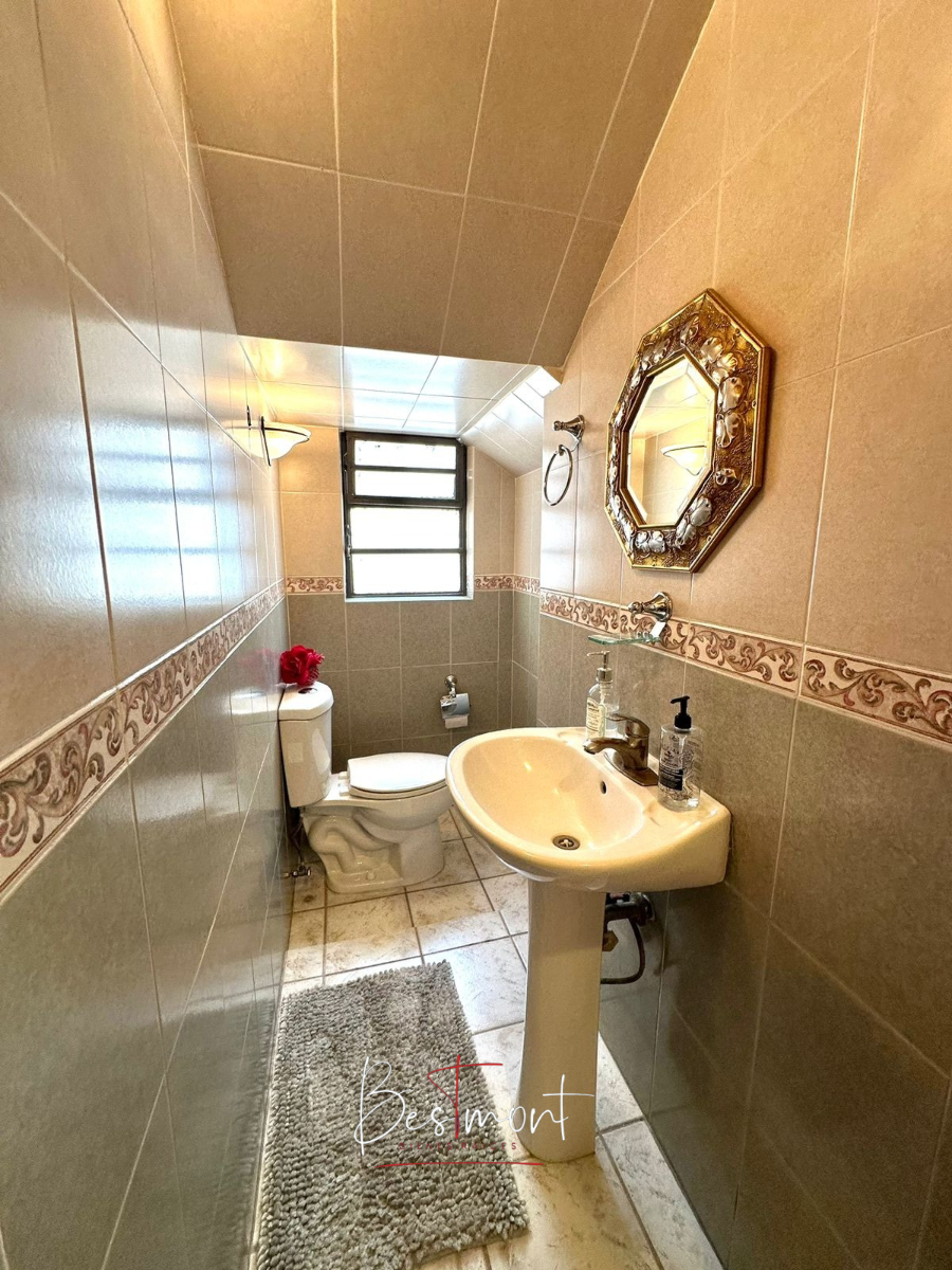 3 de 27: Baño de visitas