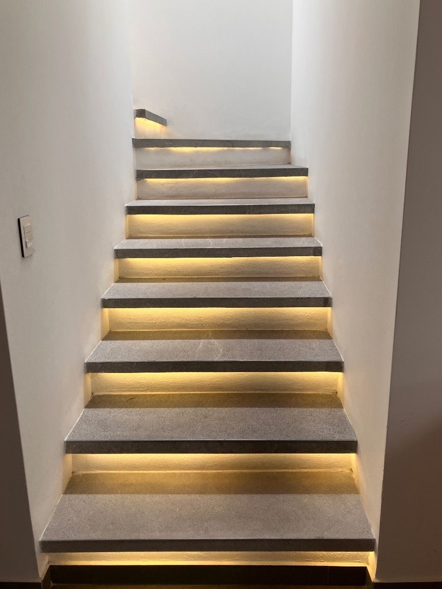 Escalera con iluminación indirecta, foto 13 de 28