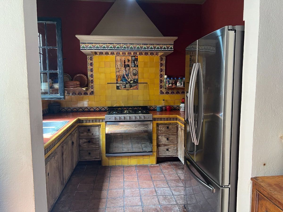 2 of 19: Cocina con azulejo, la estufa viene incluida en la venta.