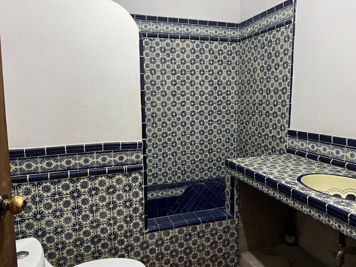 3 de 19: Baño completo en planta baja de azulejo talavera.