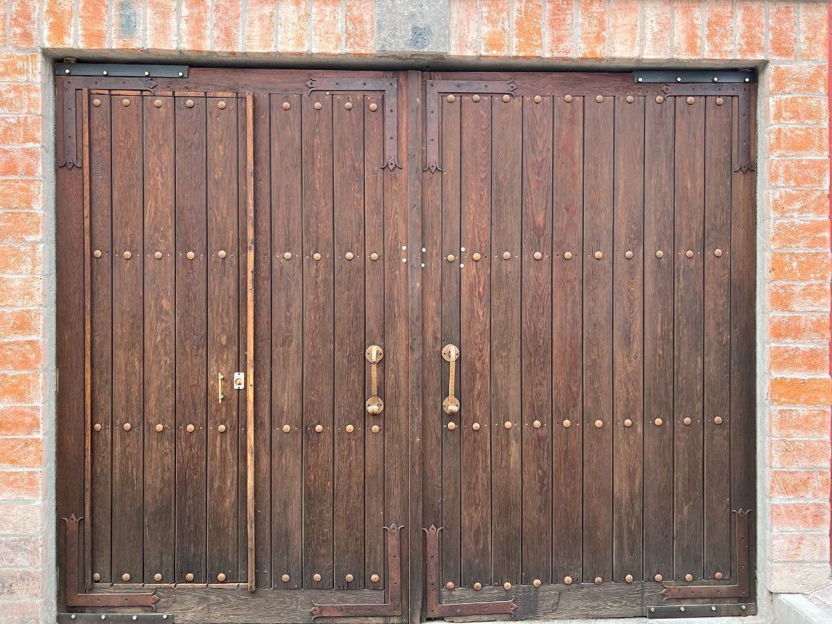 19 of 19: Puerta principal de madera.