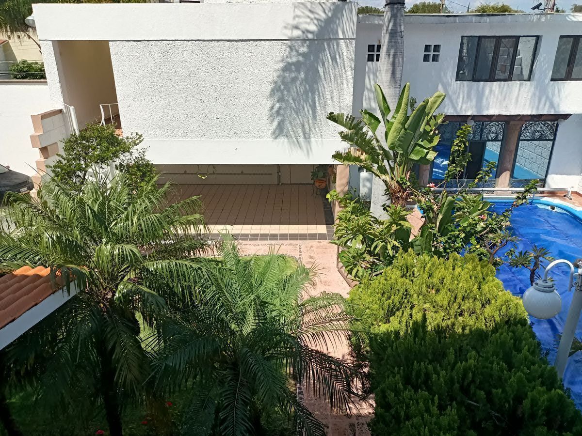 Preciosa casa en venta con alberca propia, palapa, 2 departamentos, jardines cer