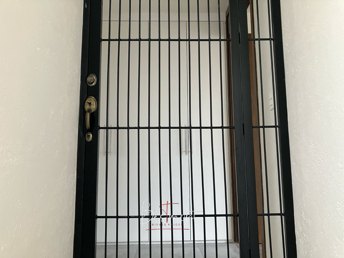 11 de 16: Puerta de seguridad en PA para acceso a recámaras