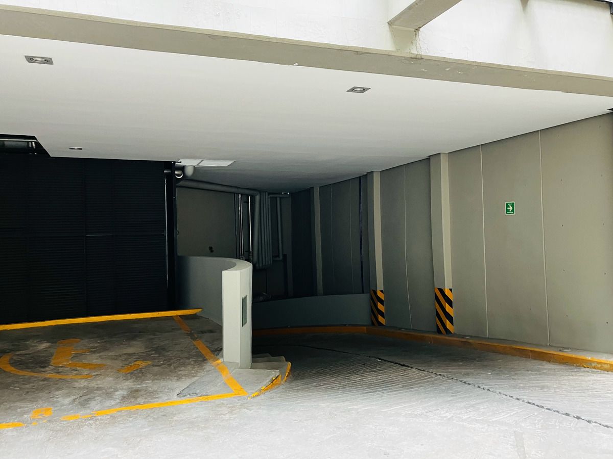 10 de 10: Ingreso estacionamiento