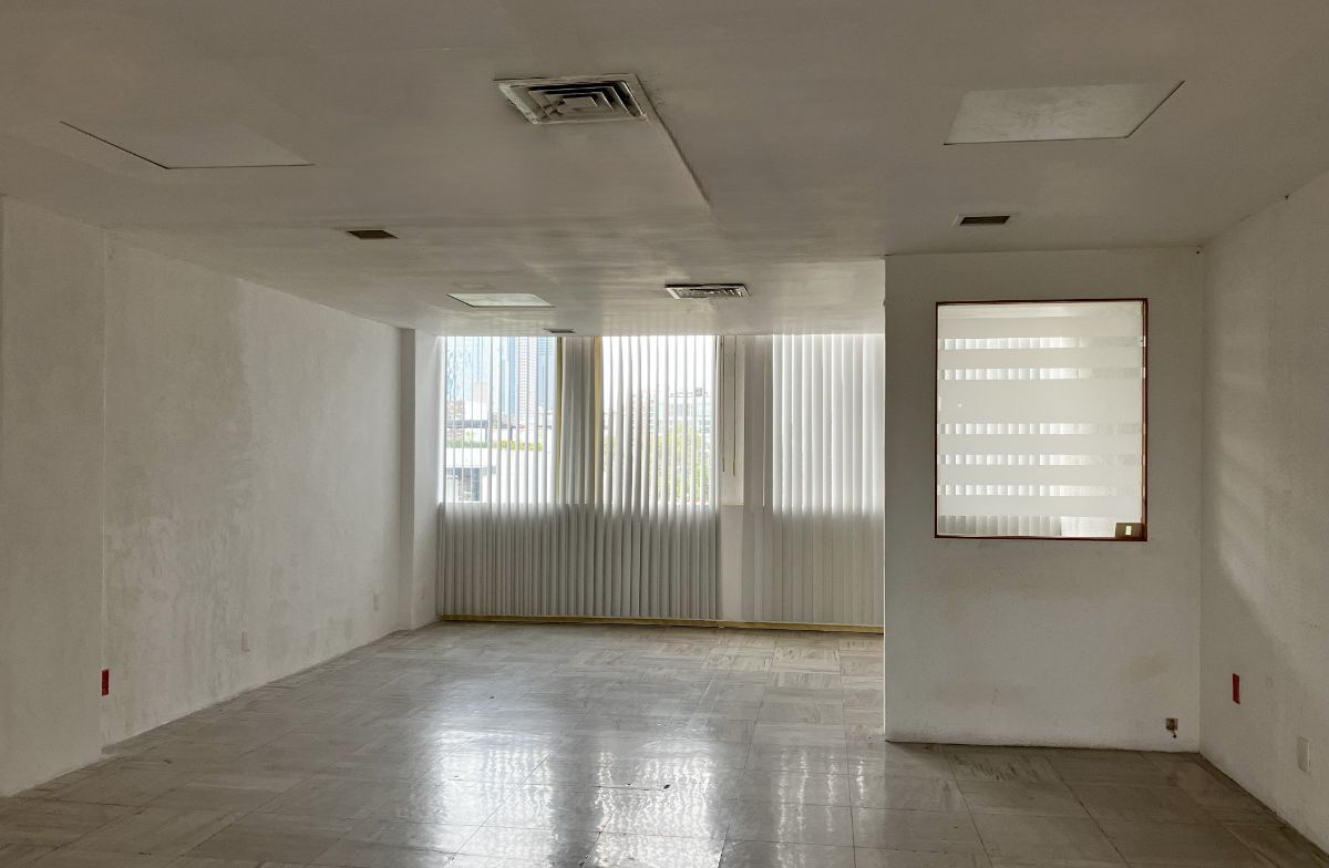 3 de 8: pasillo con ventana  ambos lados de la oficina