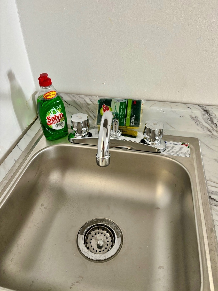 11 de 33: Dishwashing sink