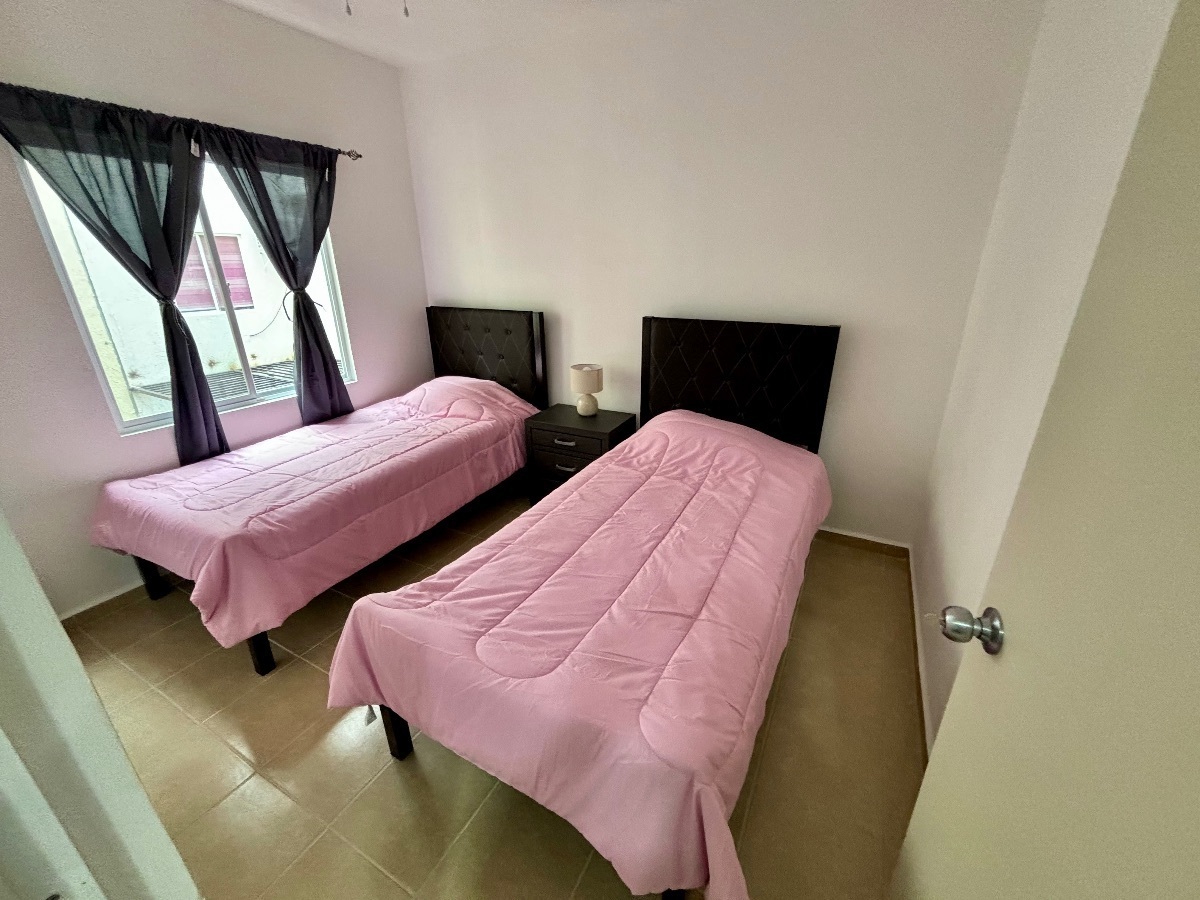 26 de 33: Second bedroom with twin beds