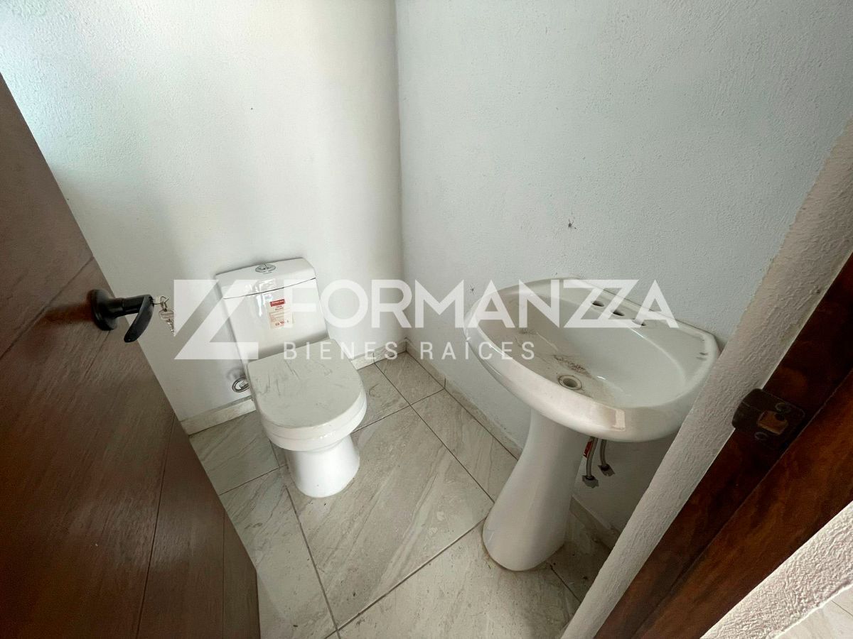 4 de 29: Medio baño en planta baja