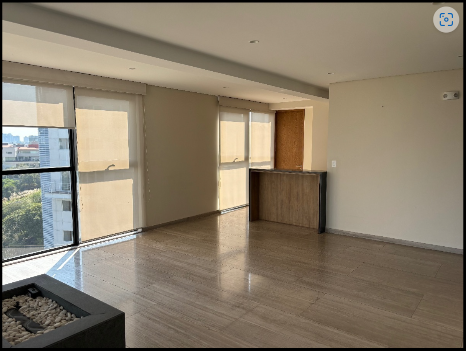 3 de 18: VISTA ESTANCIA CON COCINA SEMI-ABIERTA