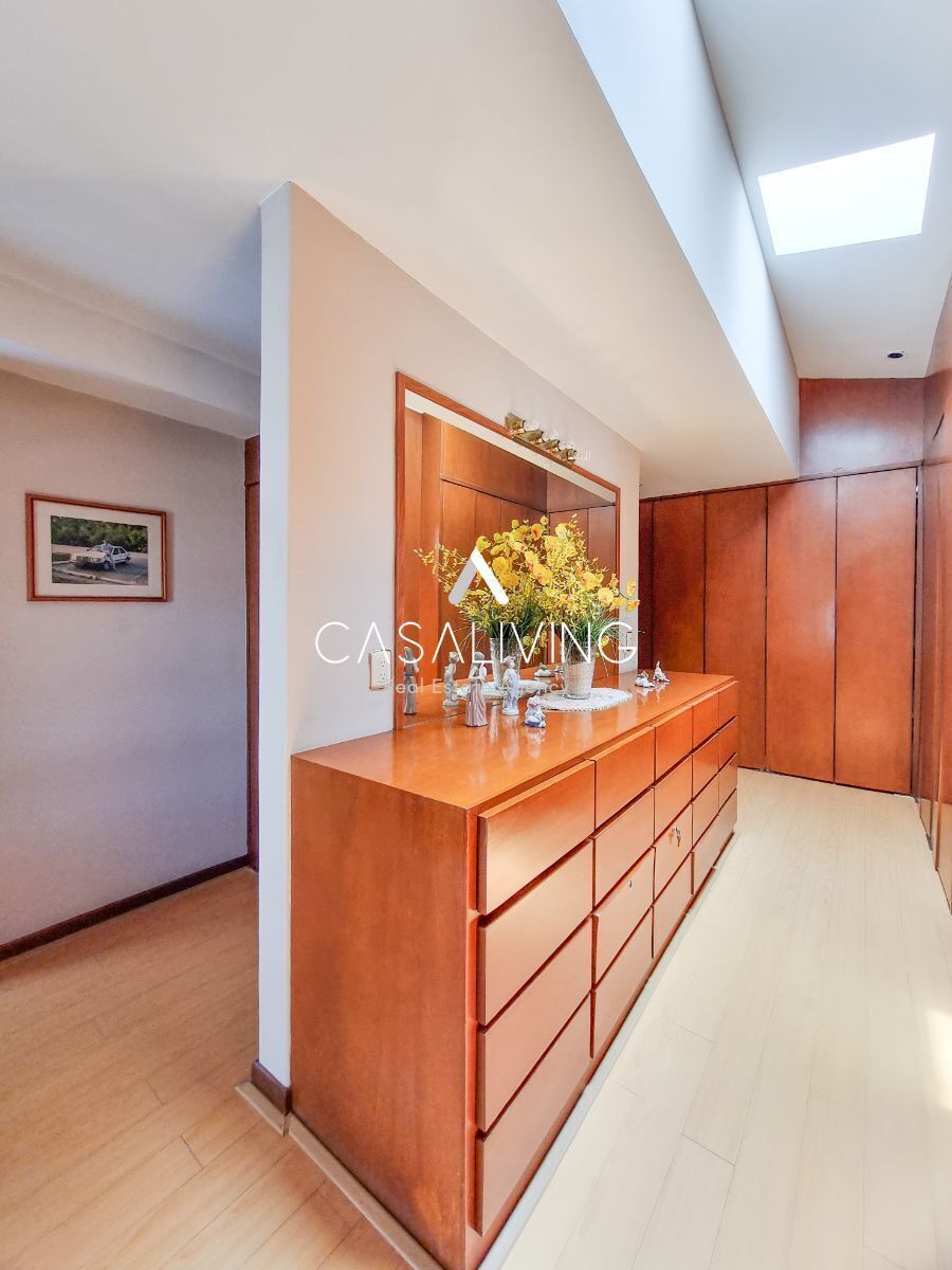 17 de 20: Vestidor de recámara principal