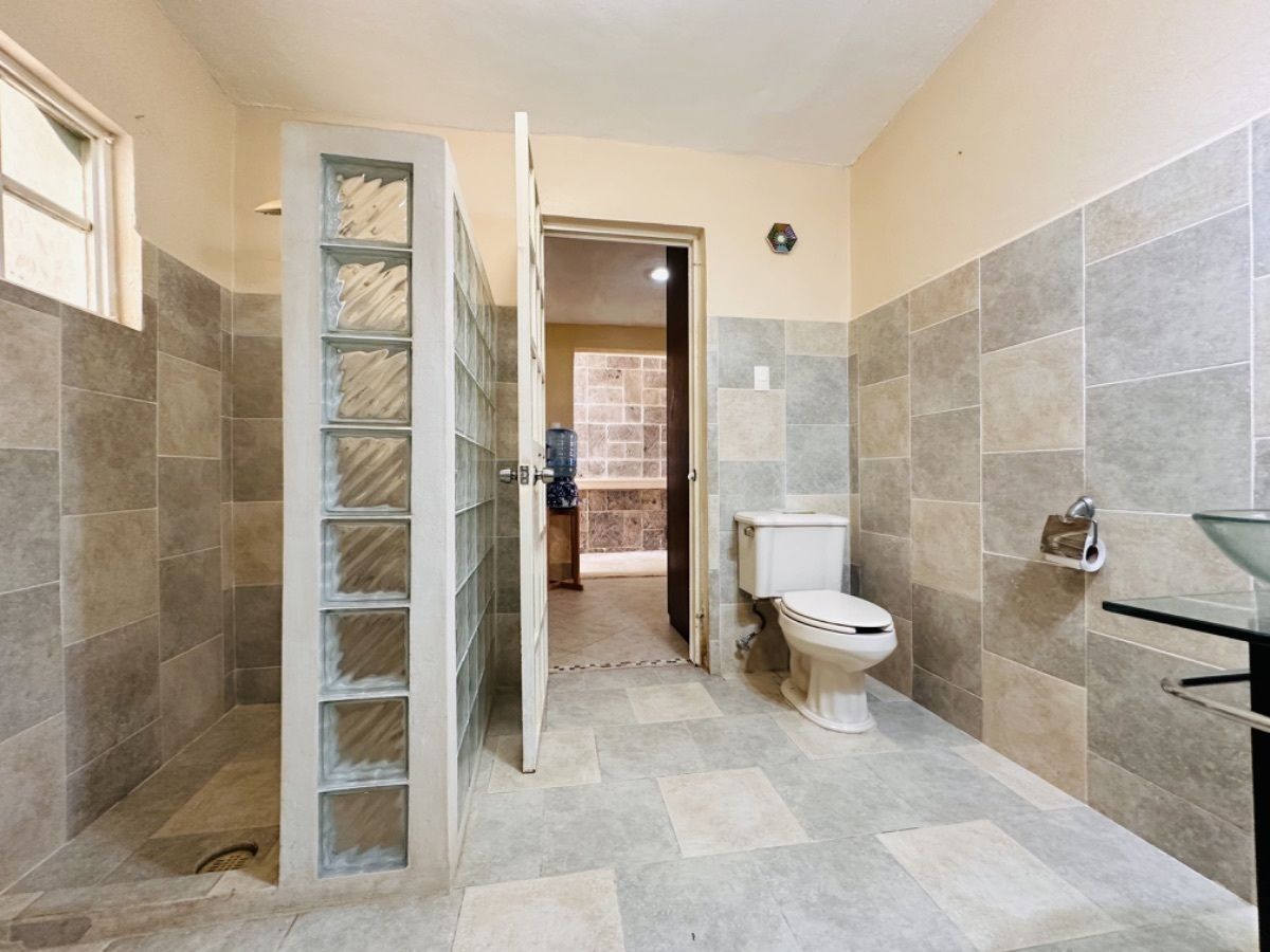 8 of 20: Bano de la segunda recamara