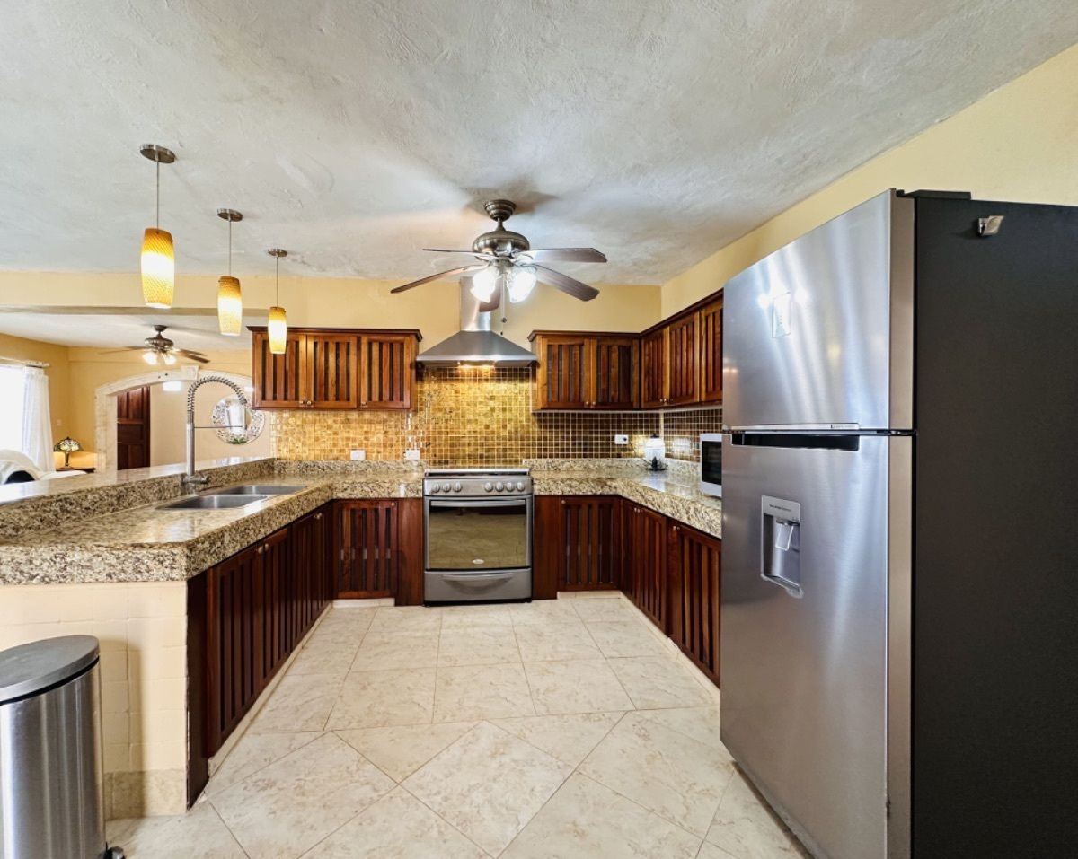 9 of 20: Cocina equipada