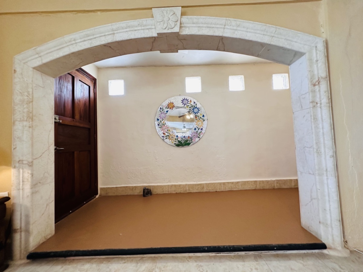 14 of 25: Pasillo con acceso a la playa