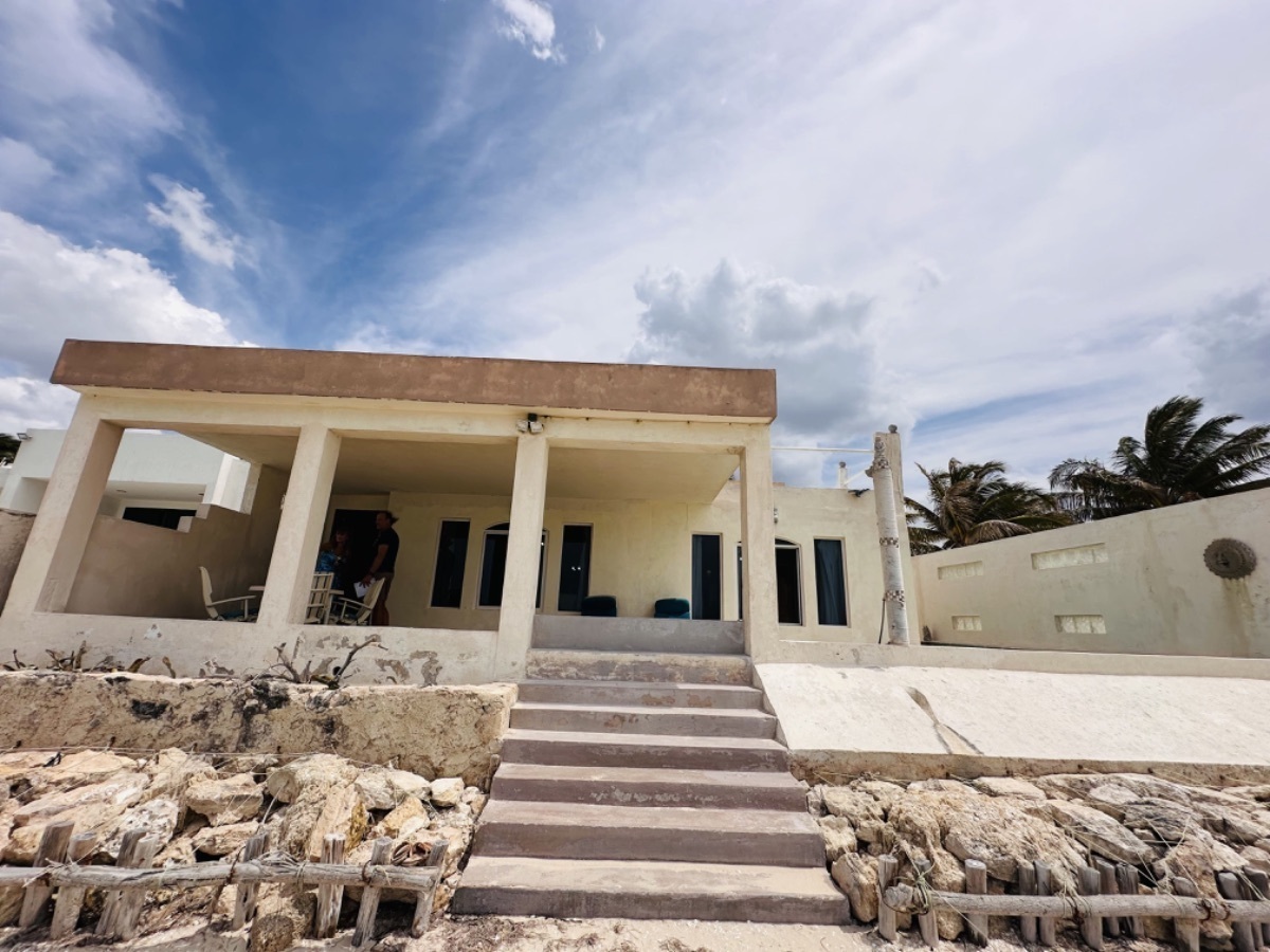 17 of 25: Vista de la casa de lado de la playa