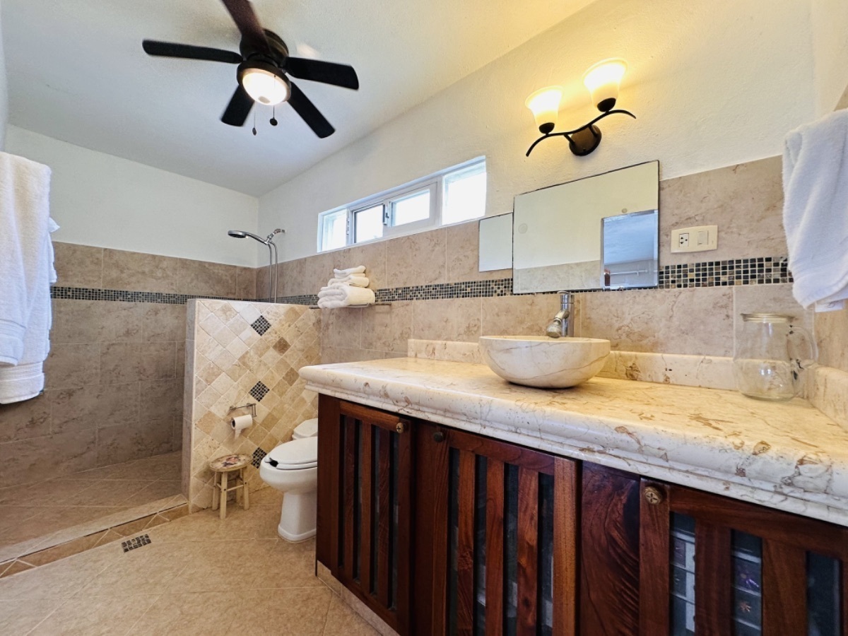 20 of 25: Bano de la habitación principal