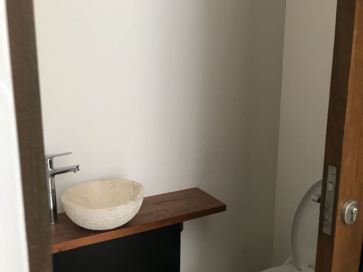 5 de 11: MEDIO BAÑO