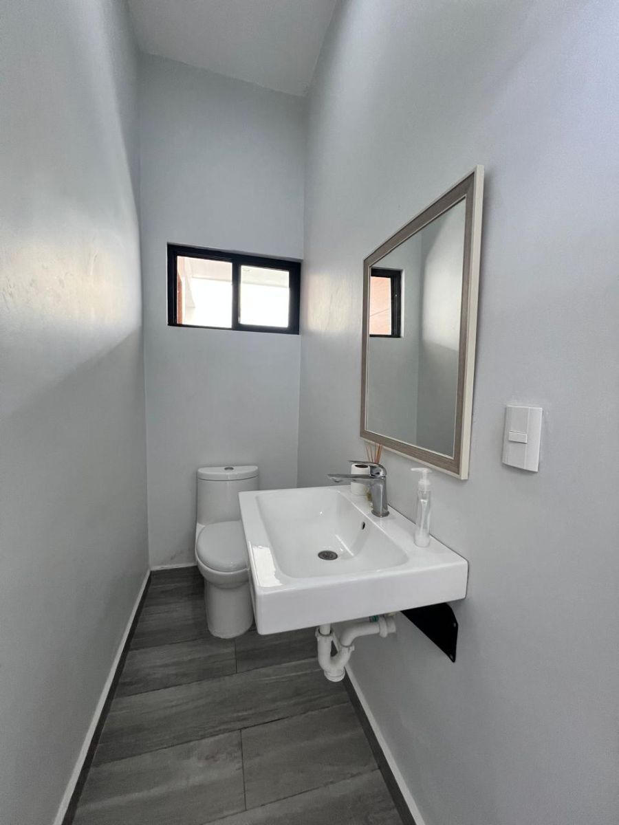 6 de 14: Medio Baño