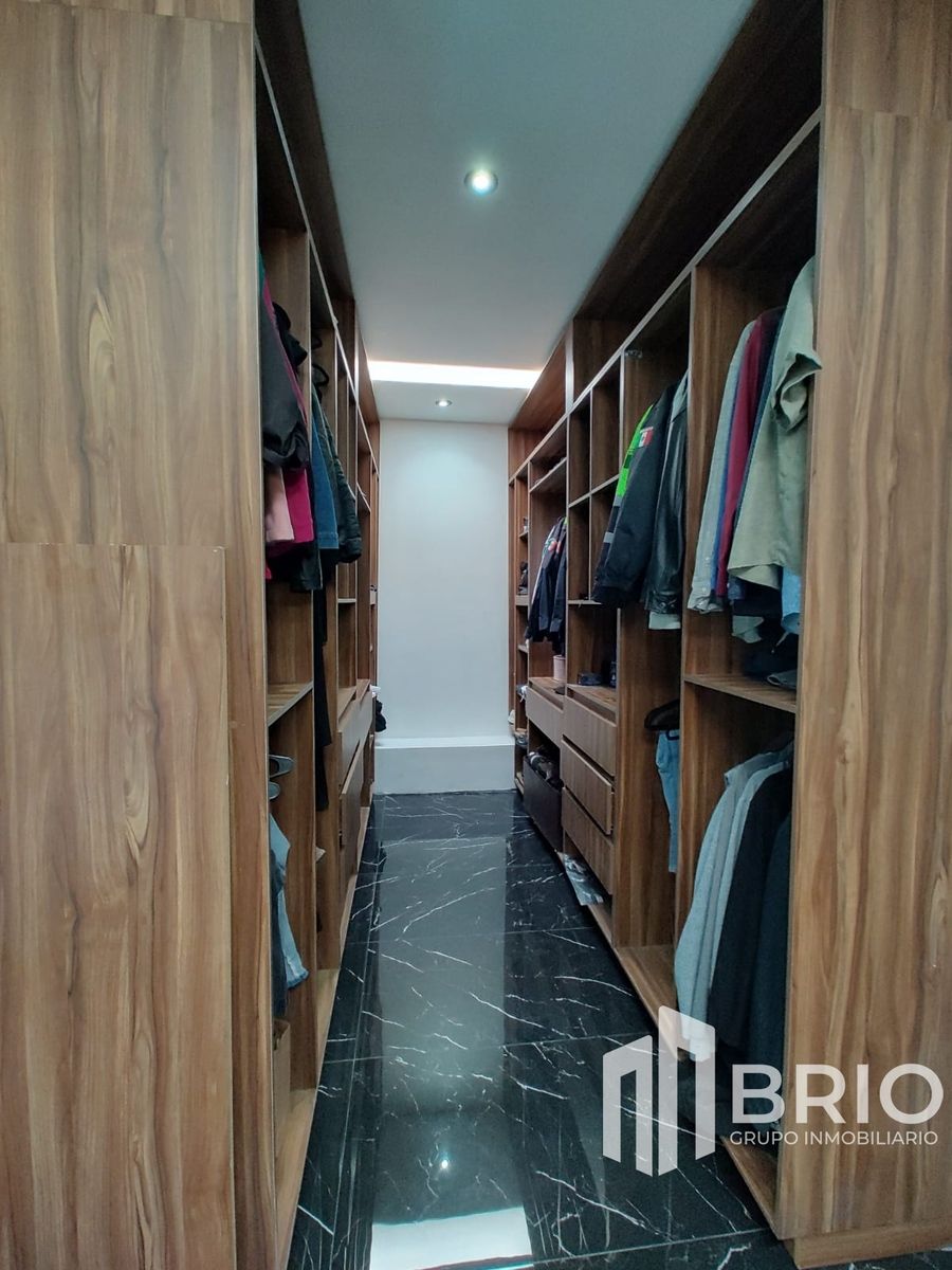 23 de 38: Vestidor recamara principal