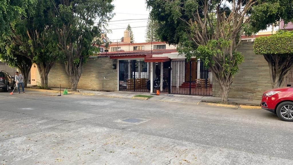 Casa en calle cerrada en la zona de Arboledas