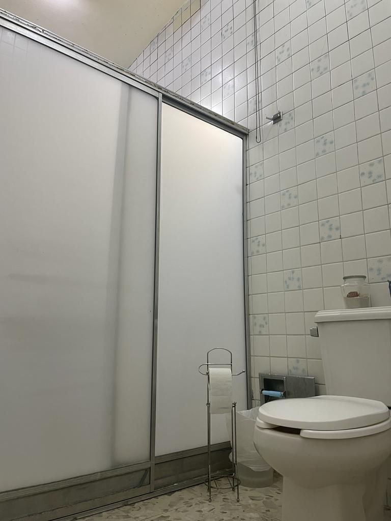 Baños con amplios espacios.
